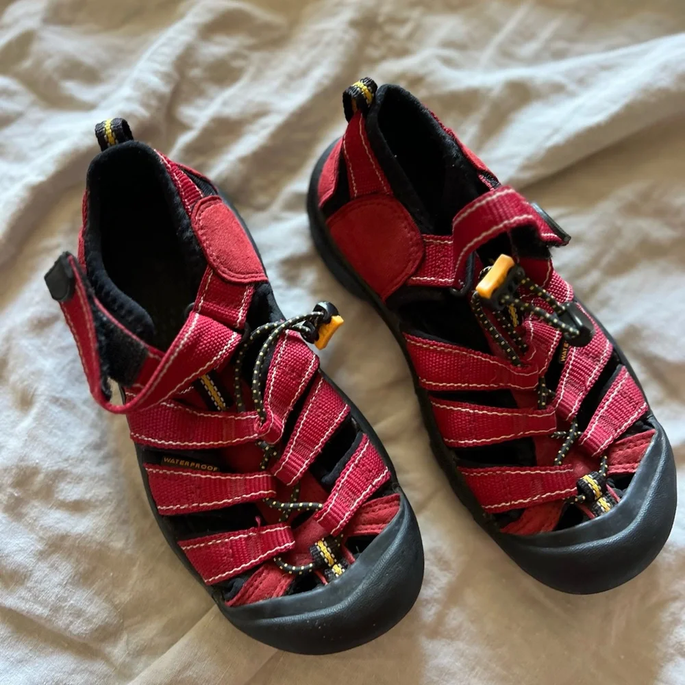 KEEN Newport H2 Kid’s Sz 2 Hiking Water Sport Sandals Red